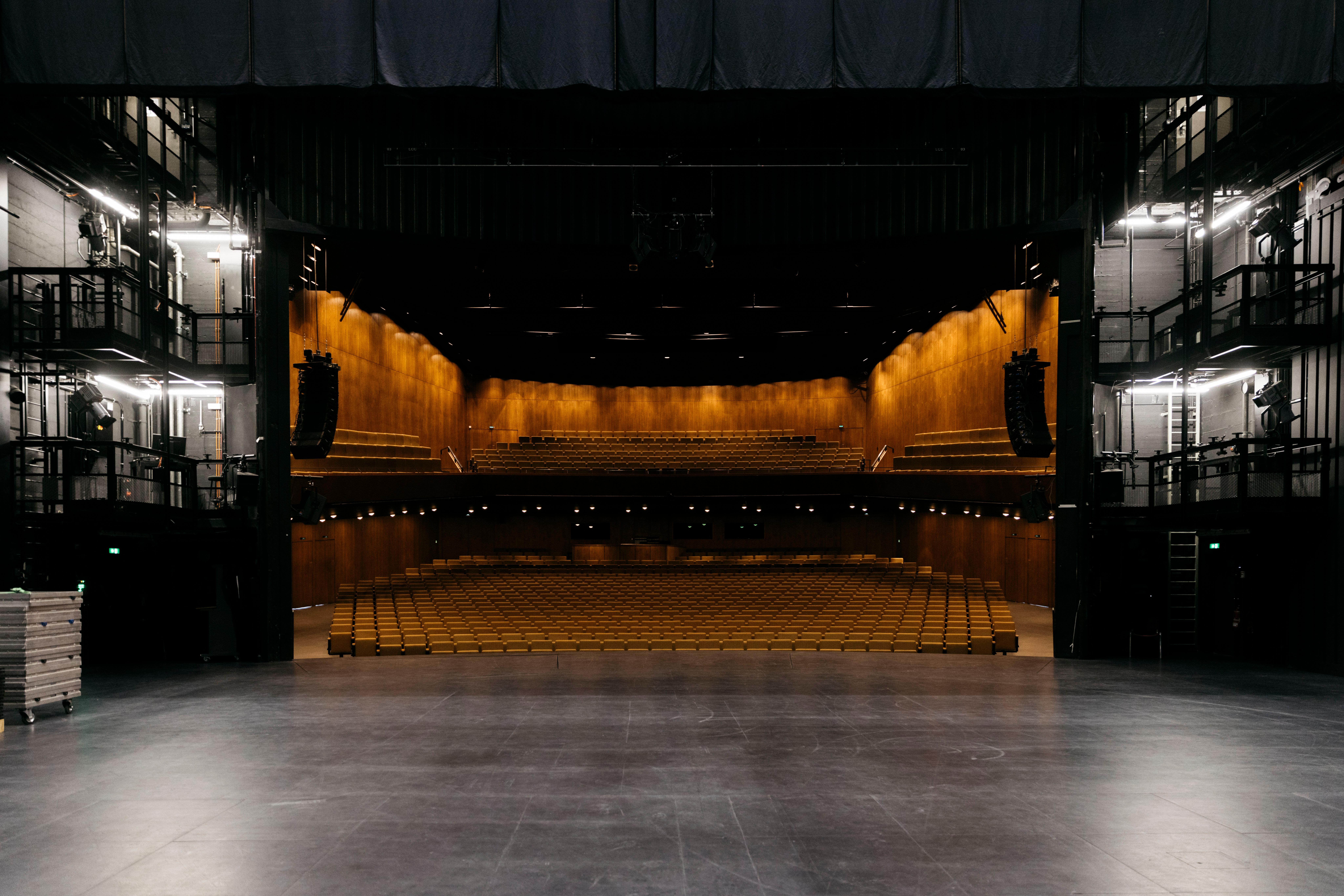 Die Bühne im Haus der Berliner Festspiele. Blick von der Bühne ins Auditorium.