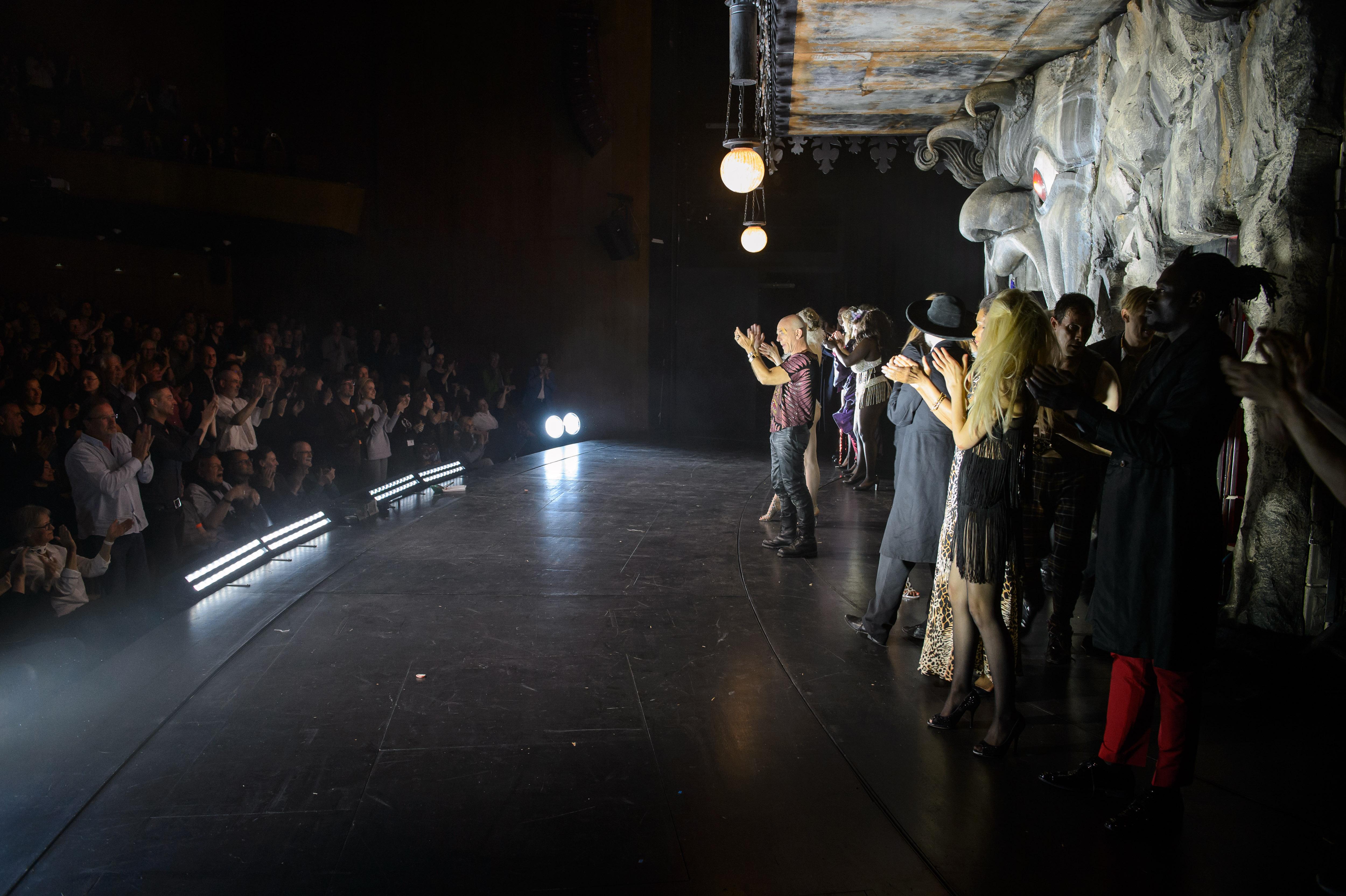 Actors on stage during the final applause. The audience applauds standing.