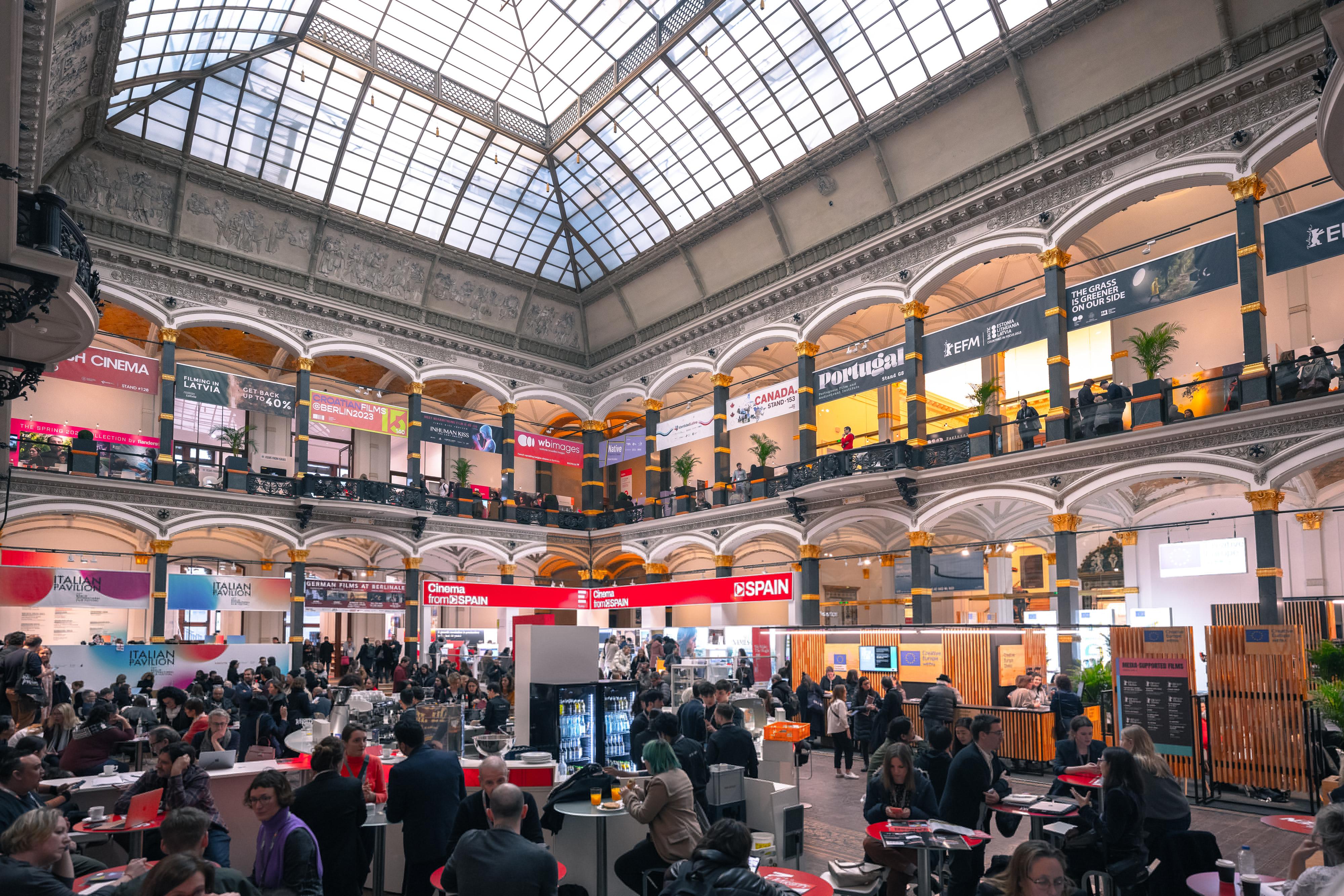 Der Lichthof des Gropius Bau ist gefüllt mit Messeständen des EFM.