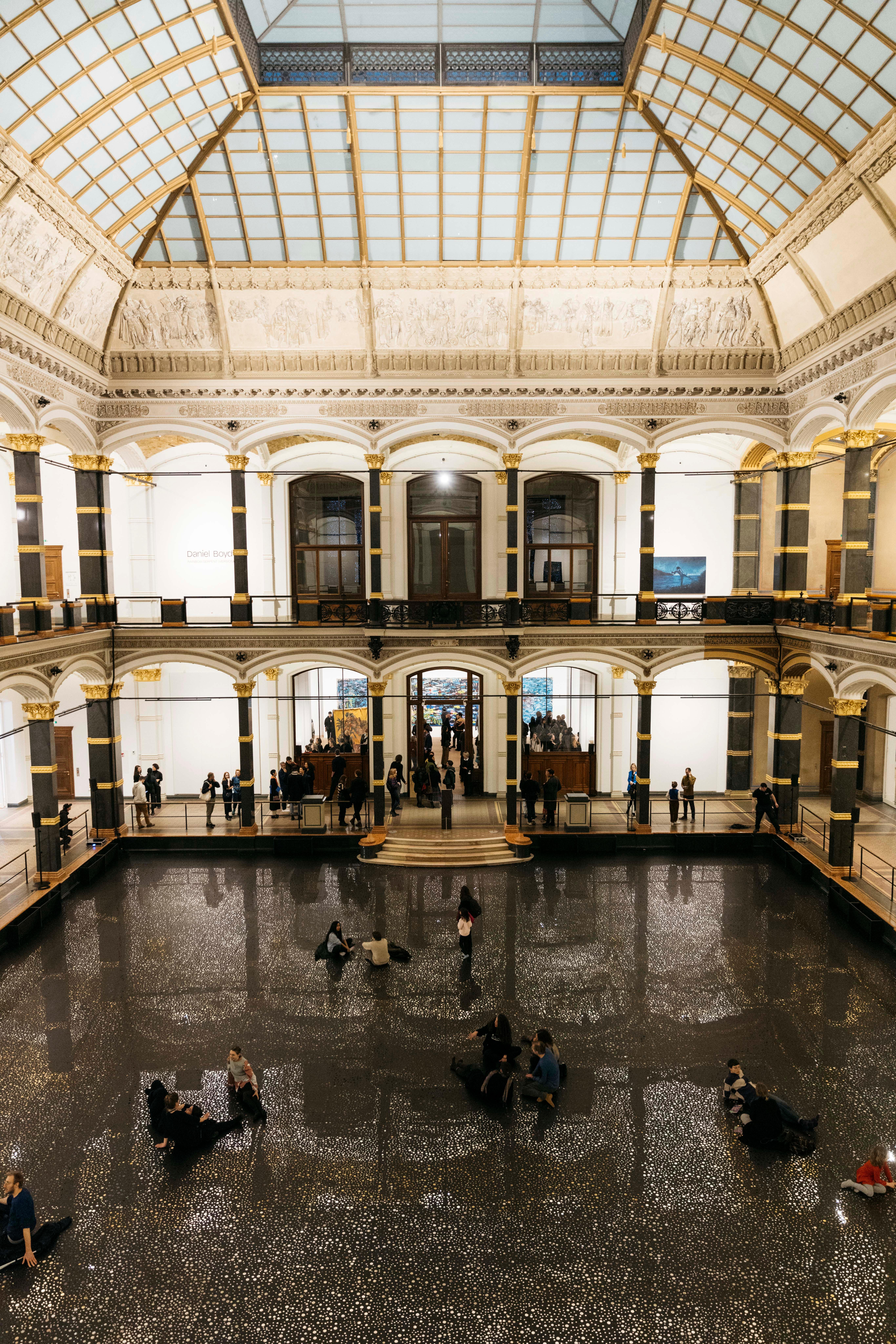 Der Lichthof des Gropius Bau. Der Boden ist bedeckt mit einer reflektierenden Folie als Teil der Ausstellung "RAINBOW SERPENT (VERSION)" von Daniel Boyd.