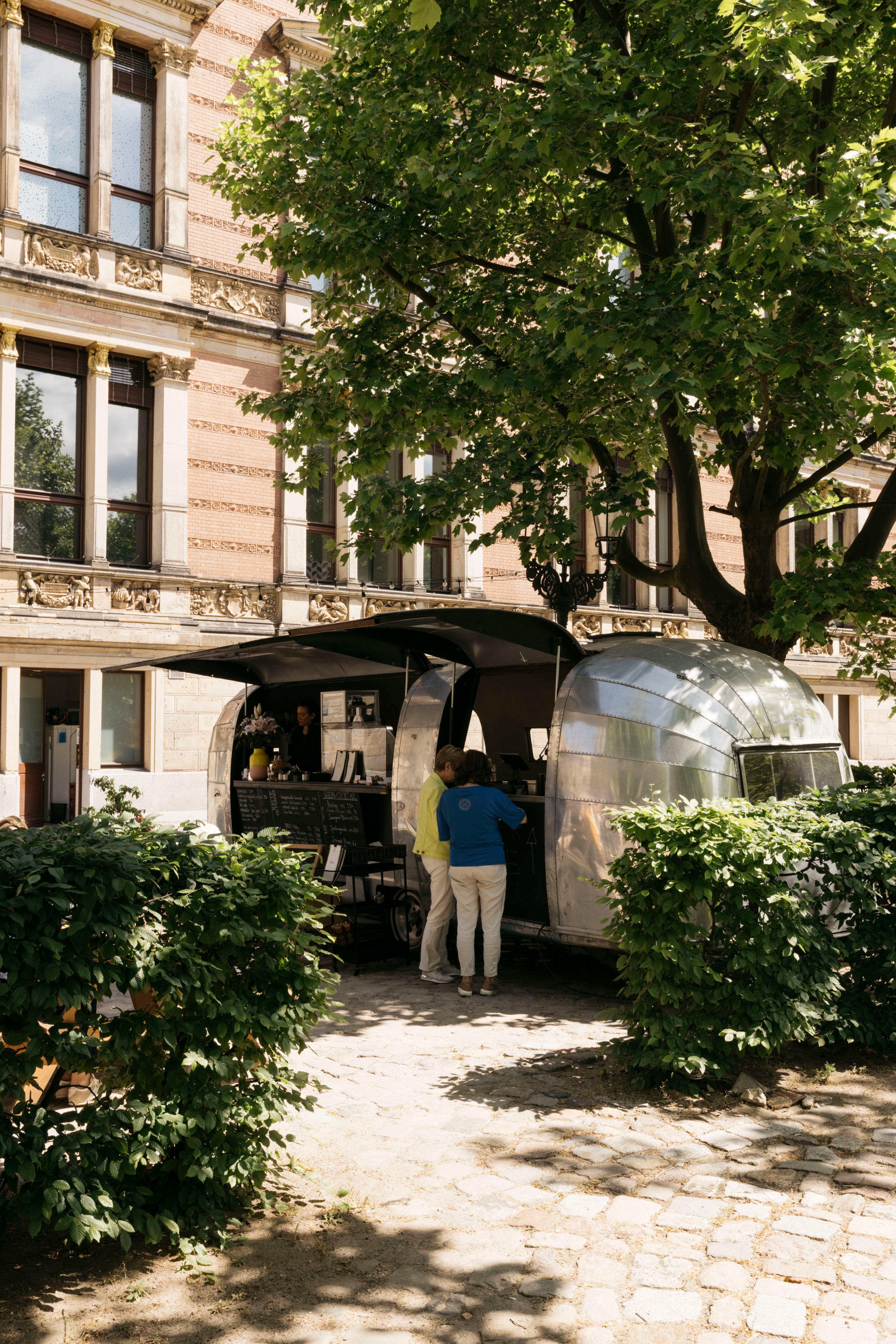 Der Foodtruck des Restaurants Beba neben dem Gebäude des Gropius Bau.