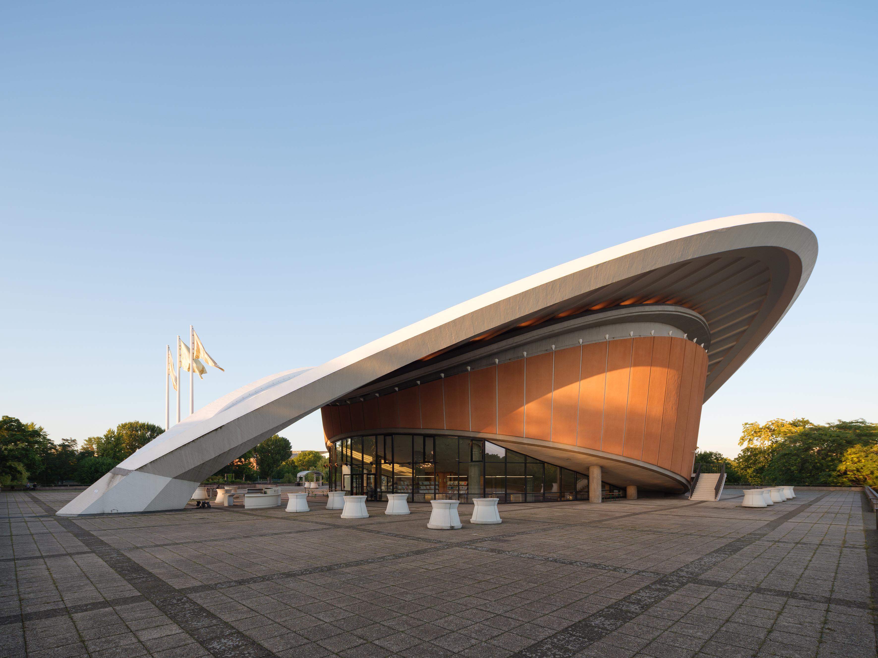 Das Haus der Kulturen der Welt. Seitliche Außenansicht des muschelförmigen Gebäudes.