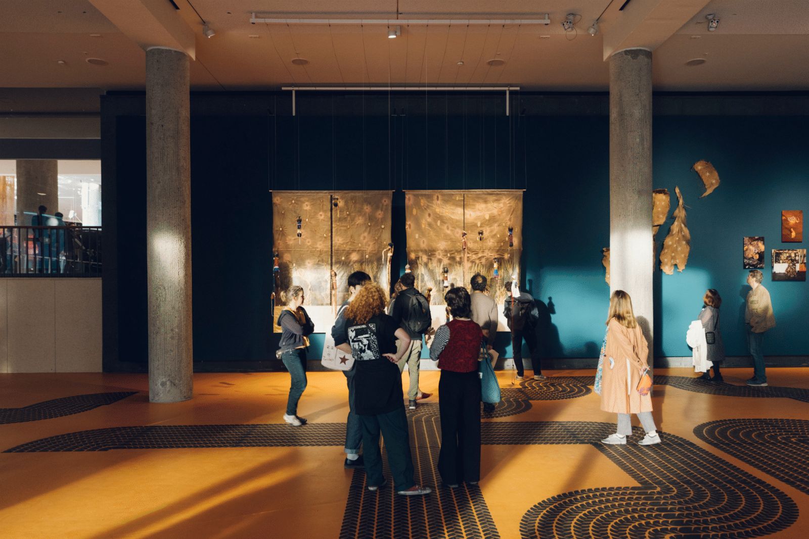 Ausstellungsraum im Haus der Kulturen der Welt. Ausstellungsansicht zur Wiedereröffnung des HKW. Acts of Opening again 2023.