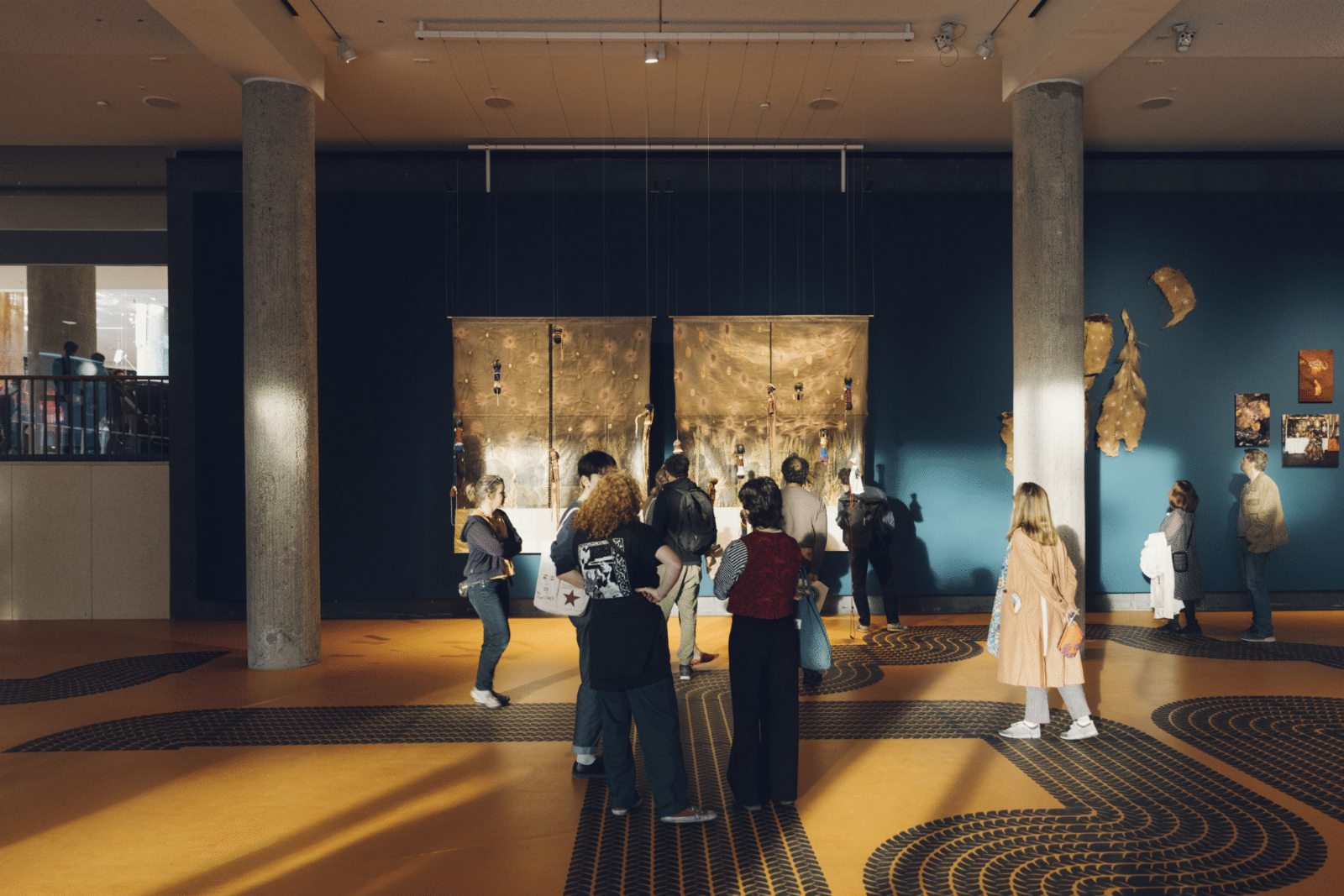 Ausstellungsraum im Haus der Kulturen der Welt. Ausstellungsansicht zur Wiedereröffnung des HKW. Acts of Opening again 2023.